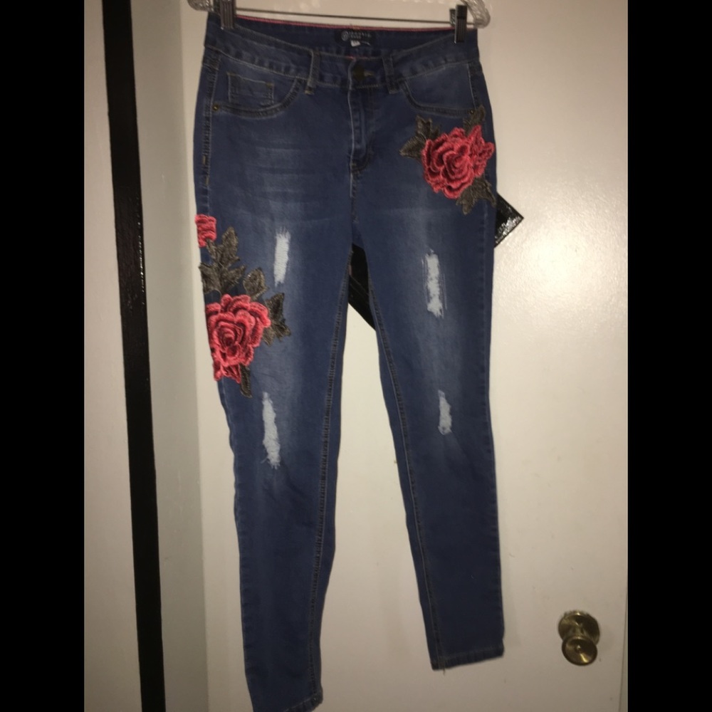 Denim  pants with embroidered Roses 🌹